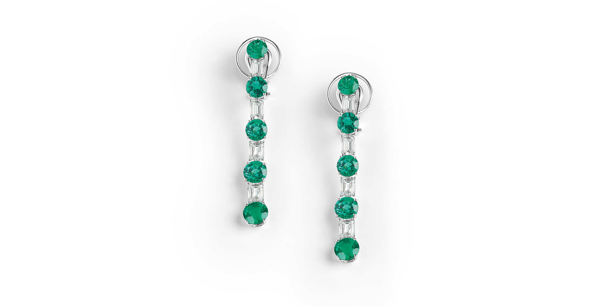 Belle Époque Rêve 
A majestic crescendo punctuated by round-cut emeralds (10.10 cts in total) alternated with emerald-cut diamonds (4.85 cts in total) creates the musical backdrop to an elegant dream of harmony, light and colour.