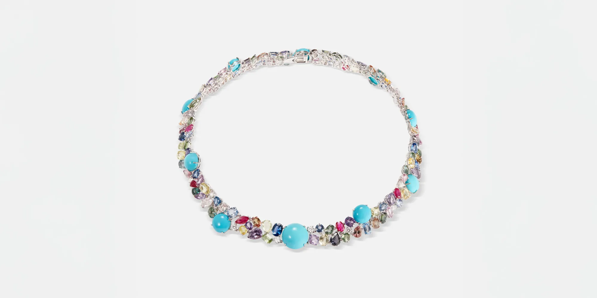 Neredi draws from Capri’s crystalline waters, captured in white gold. Turquoise cabochons, multicoloured sapphires, and rubies are accented with brilliant-cut diamonds for a sunlit shimmer.

